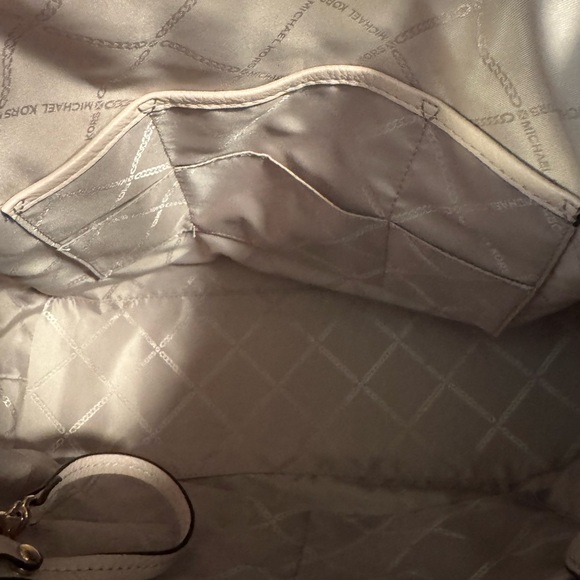 Pale pink Pebbled Leather MK Purse - Picture 9 of 11